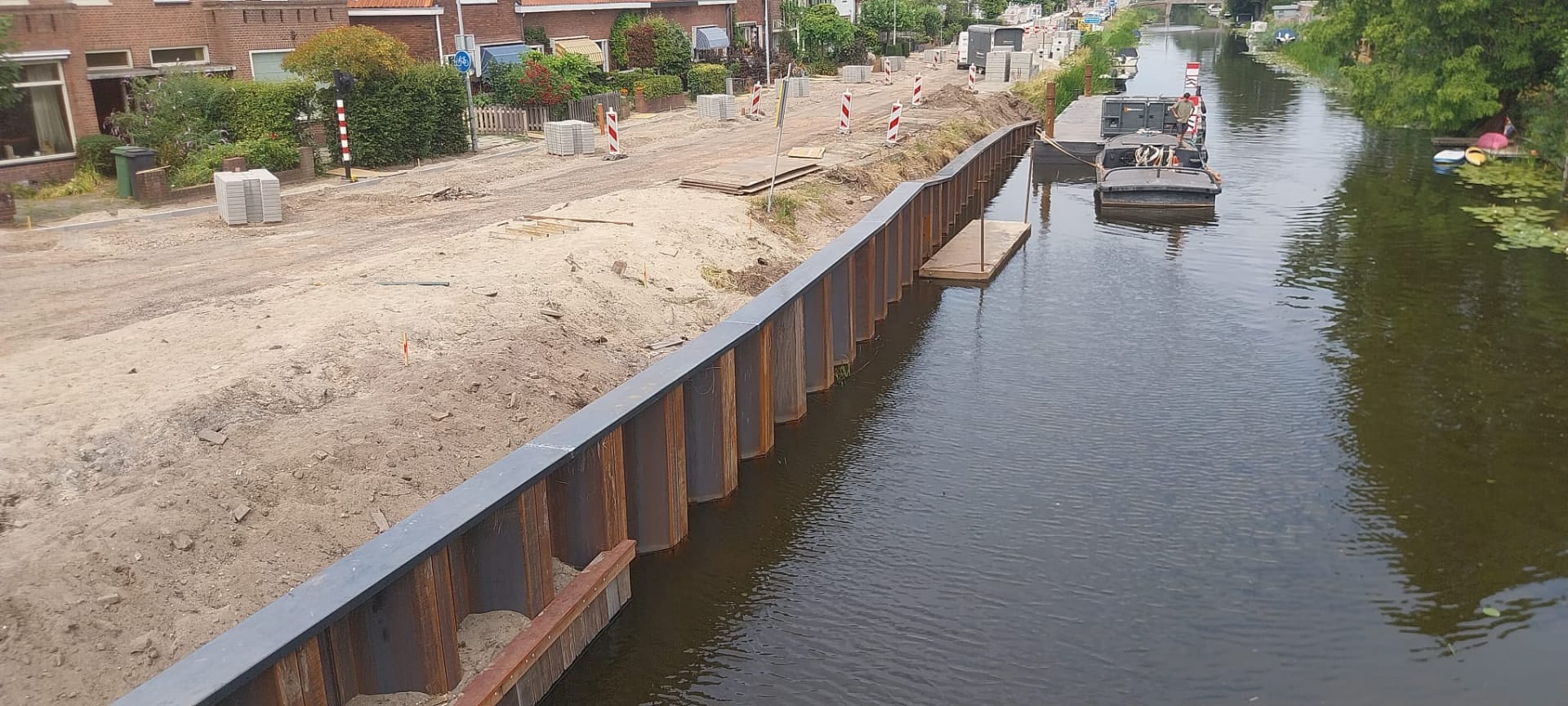 Damwandconstructie langs de waterkant waaraan snij- en laswerk is uitgevoerd