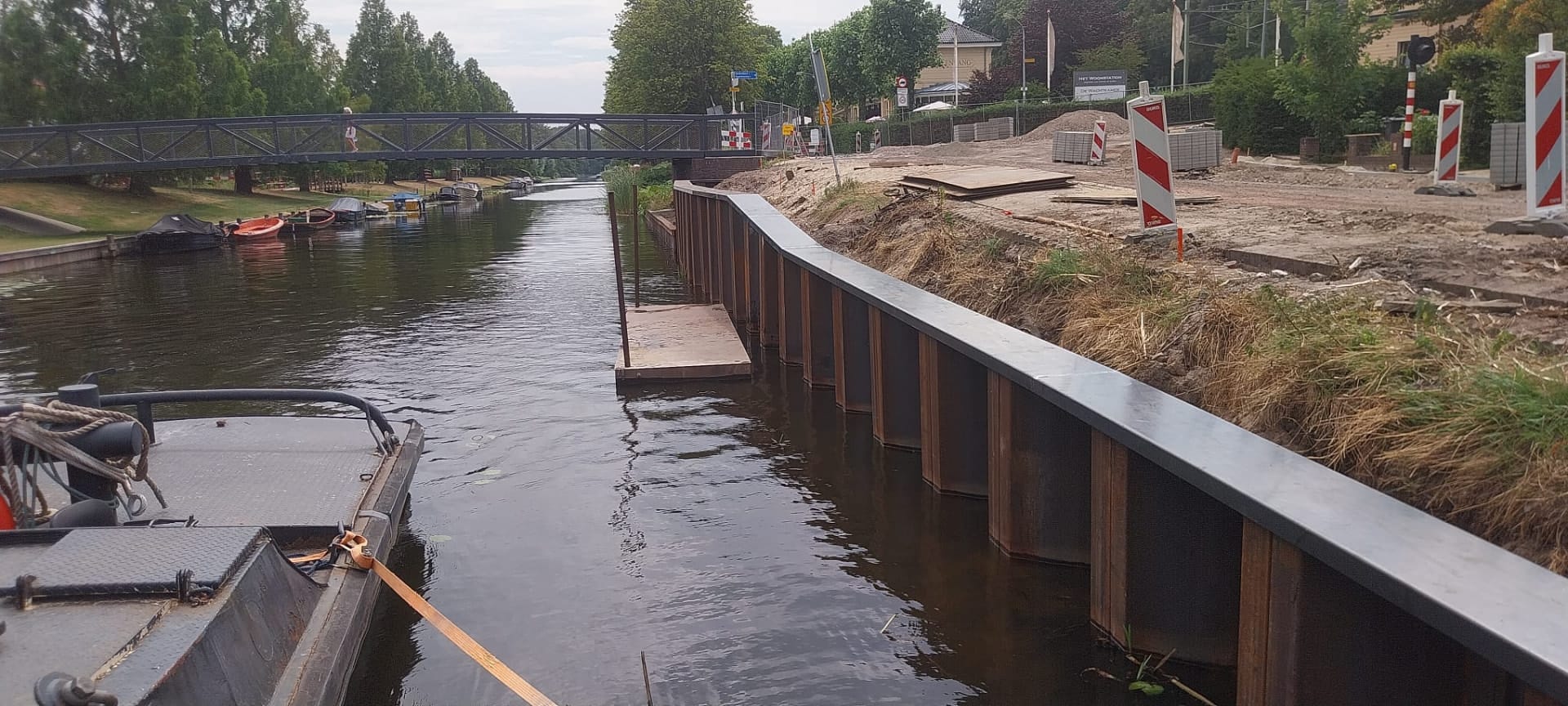 Laswerk aan een beschoeiing, uitgevoerd vanaf een werkponton