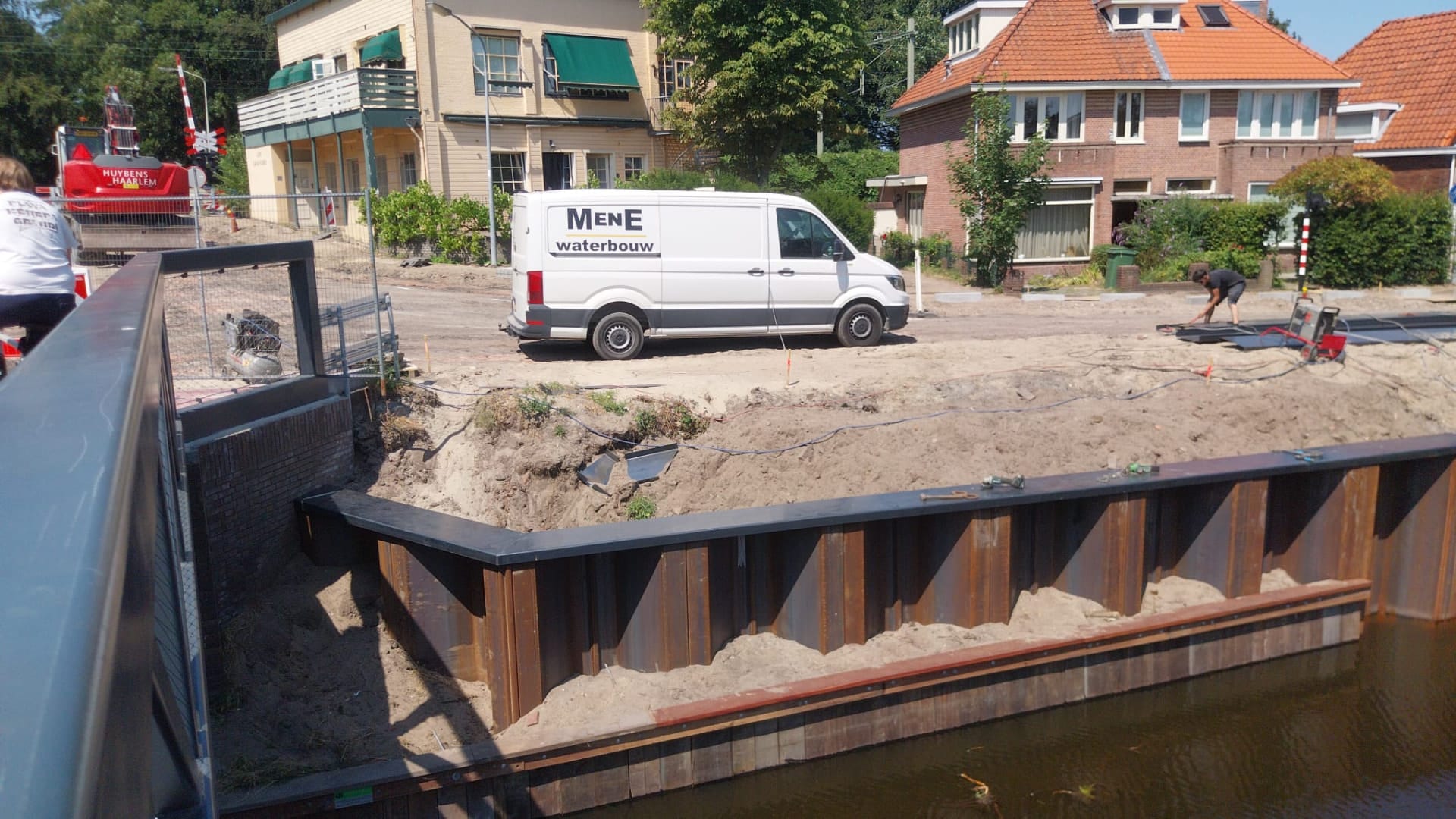 Damwandwerkzaamheden langs de waterkant — beeld 2