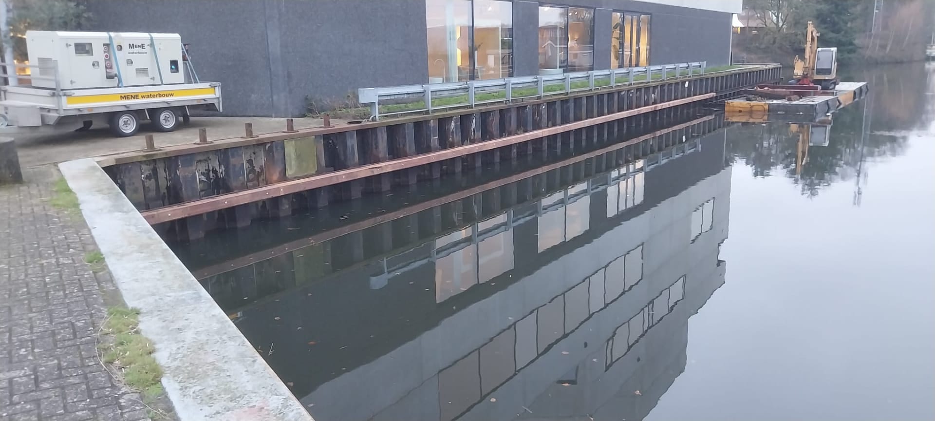 Werkzaamheden vanaf ponton — beeld 2