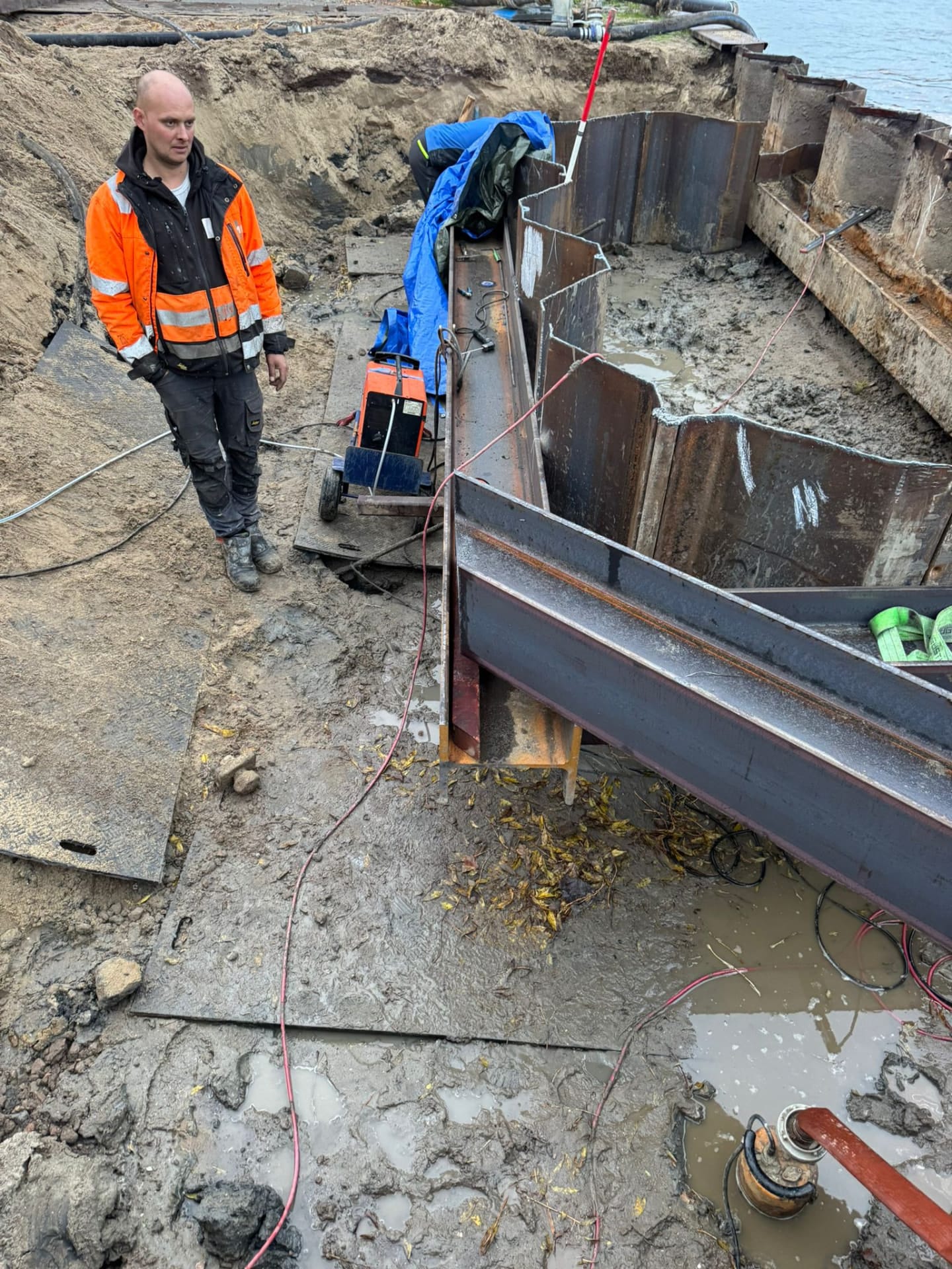 Las- en herstelwerk aan zware stalen profielen in een bouwkuip