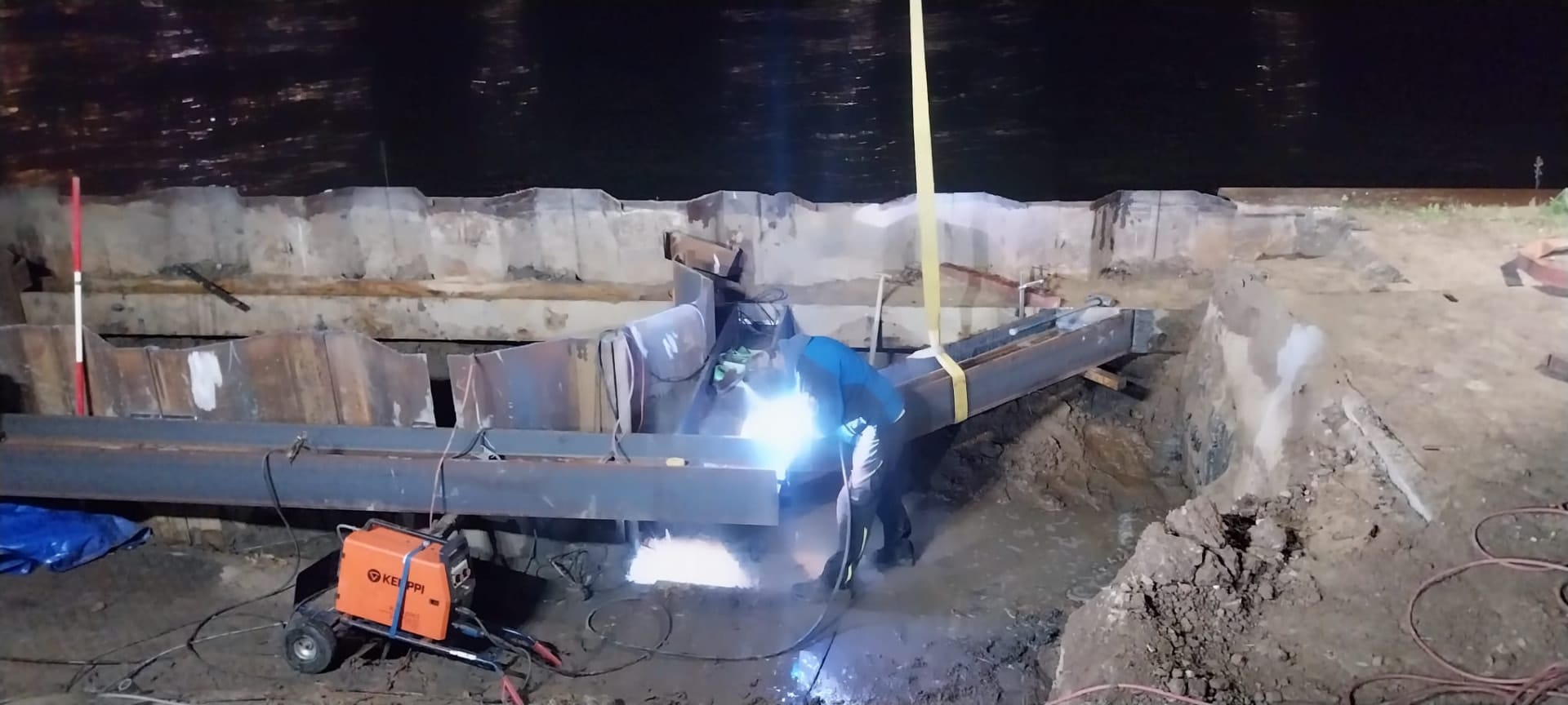 Lasser voert laswerk uit aan een stalen constructie op de projectlocatie